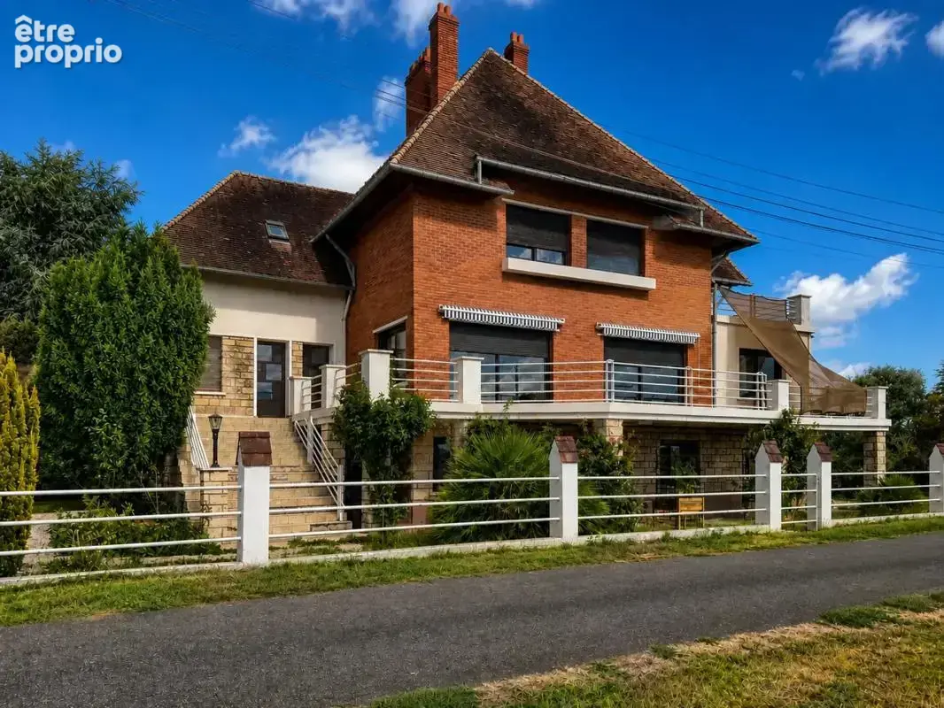 Maison de 9 pièces de 303m² à Guilly - photo 2