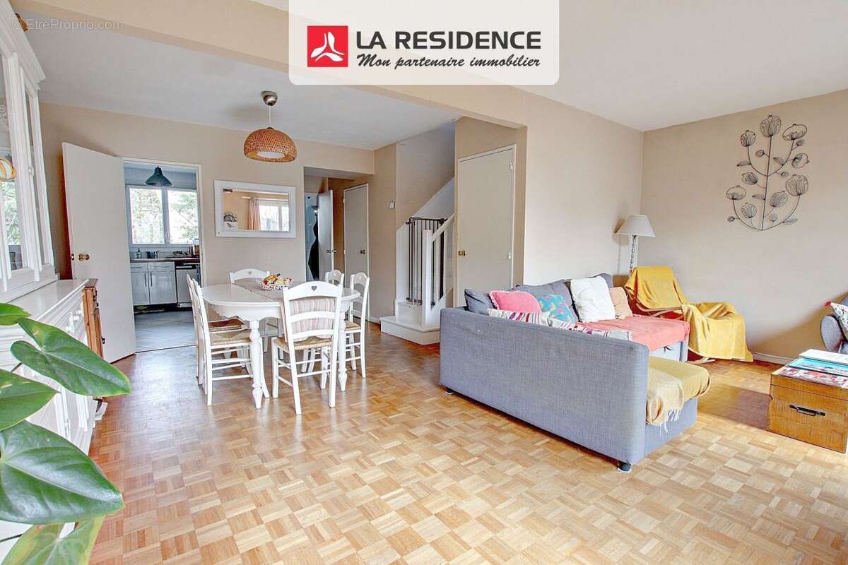 Maison à LE MESNIL-SAINT-DENIS