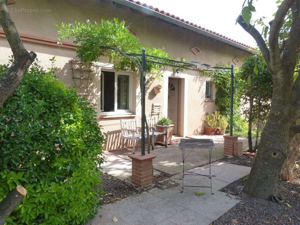 Nichée dans la verdure, la villa offre une 1ère terrasse au sud