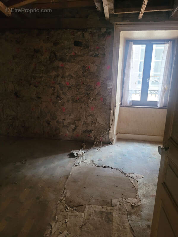 Maison à LA TOUR-D&#039;AUVERGNE