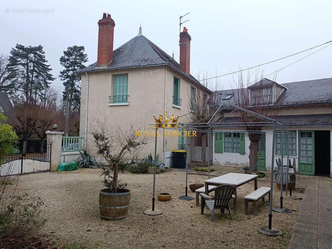 Maison 560 m² à La Roche-Posay  - photo 4