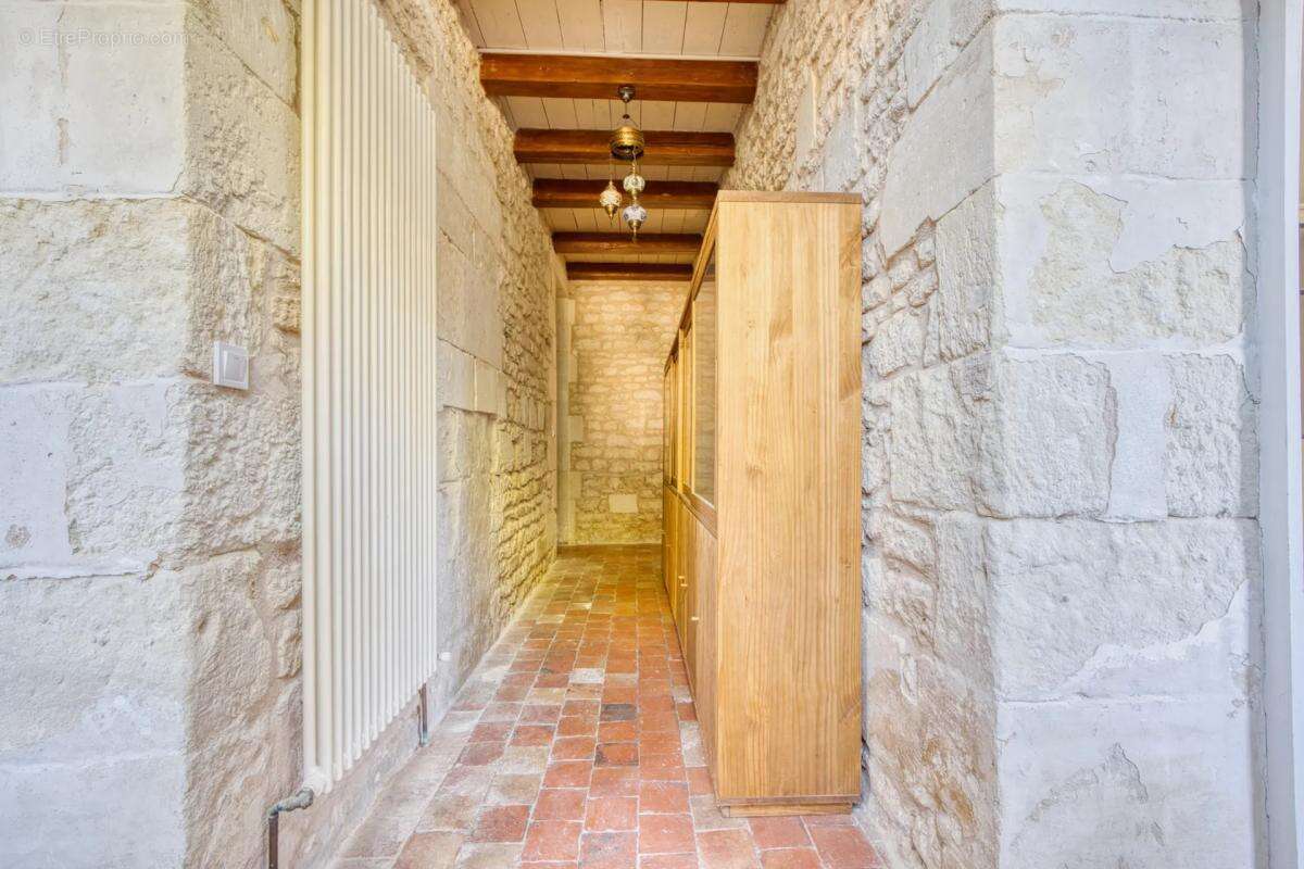 Maison de caractère de 242 m² - Saintes - photo 17