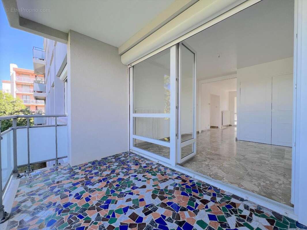 Appartement 80 m² à Decines-Charpieu  - photo 9