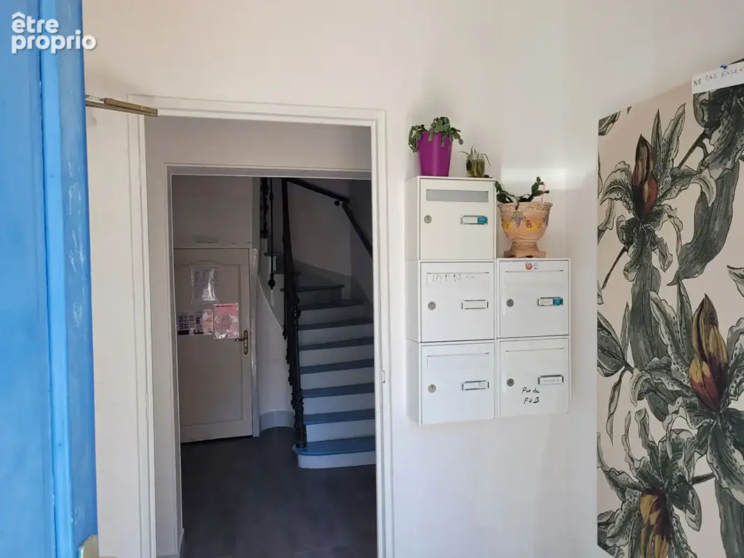 ROCHEFORT centre ville - au 3ème un appartement  de 40 m²  de type 3  avec 2 salles d'eau et 2 WC - photo 2