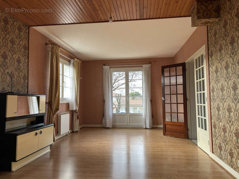Maison à LES MARTRES-D'ARTIERE