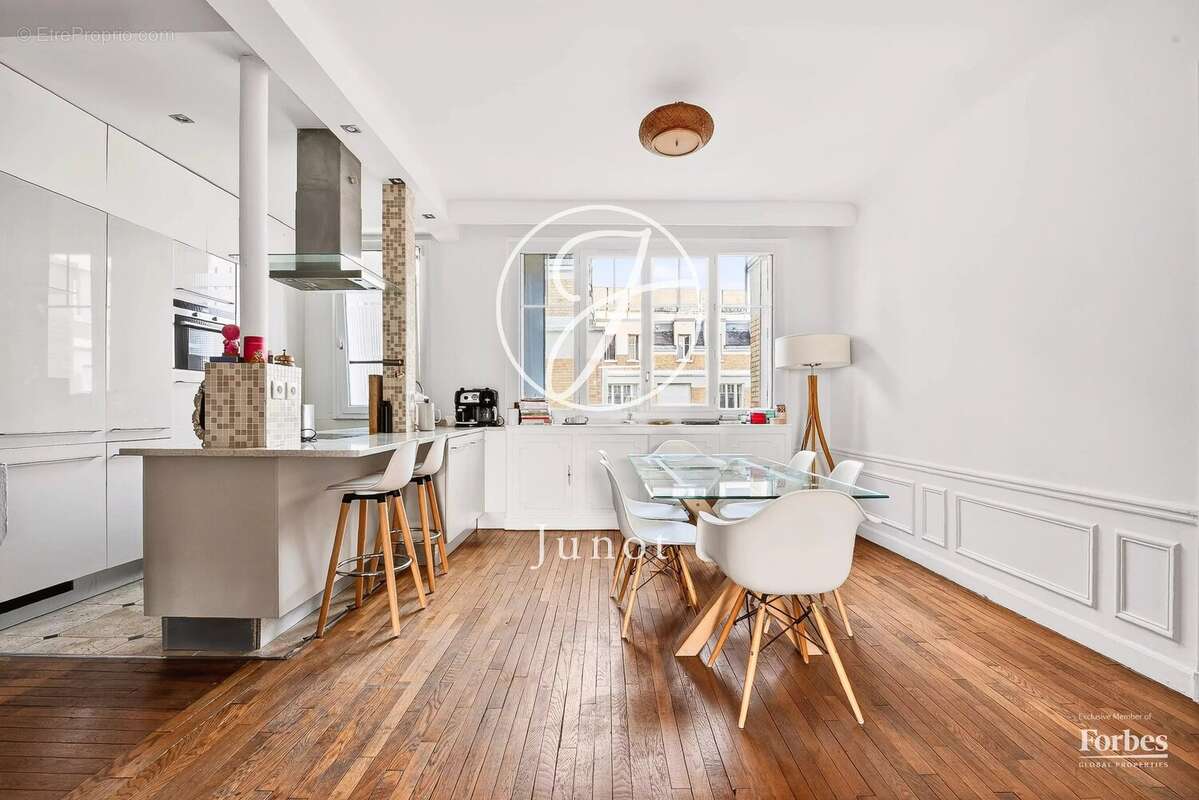 Appartement à PARIS-16E