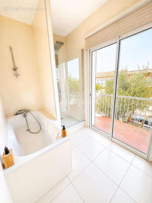 Valras-Plage – Superbe maison T6 de 190 m² avec piscine chauffée et garage sur terrain de 278 m2 - photo 15