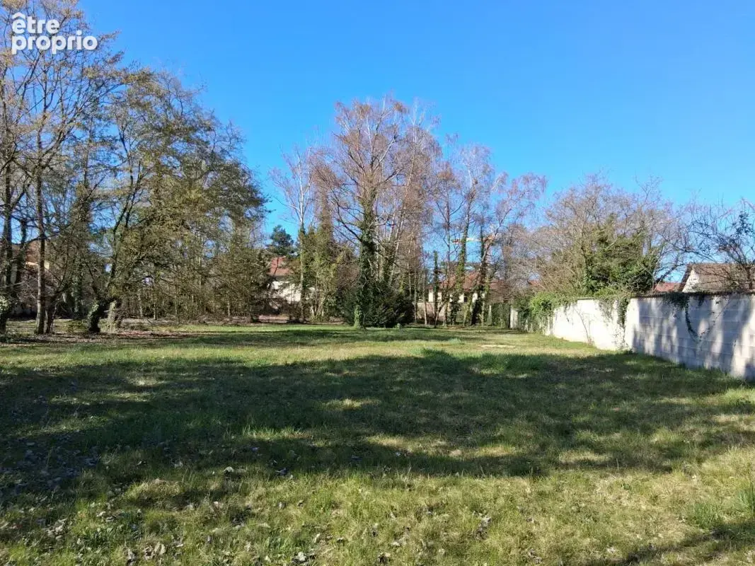 Terrain à PONT-DE-CHERUY