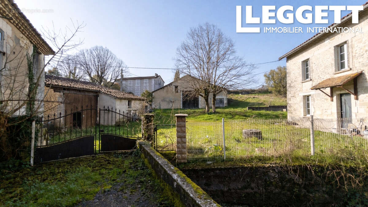 Maison à MONTMOREAU-SAINT-CYBARD