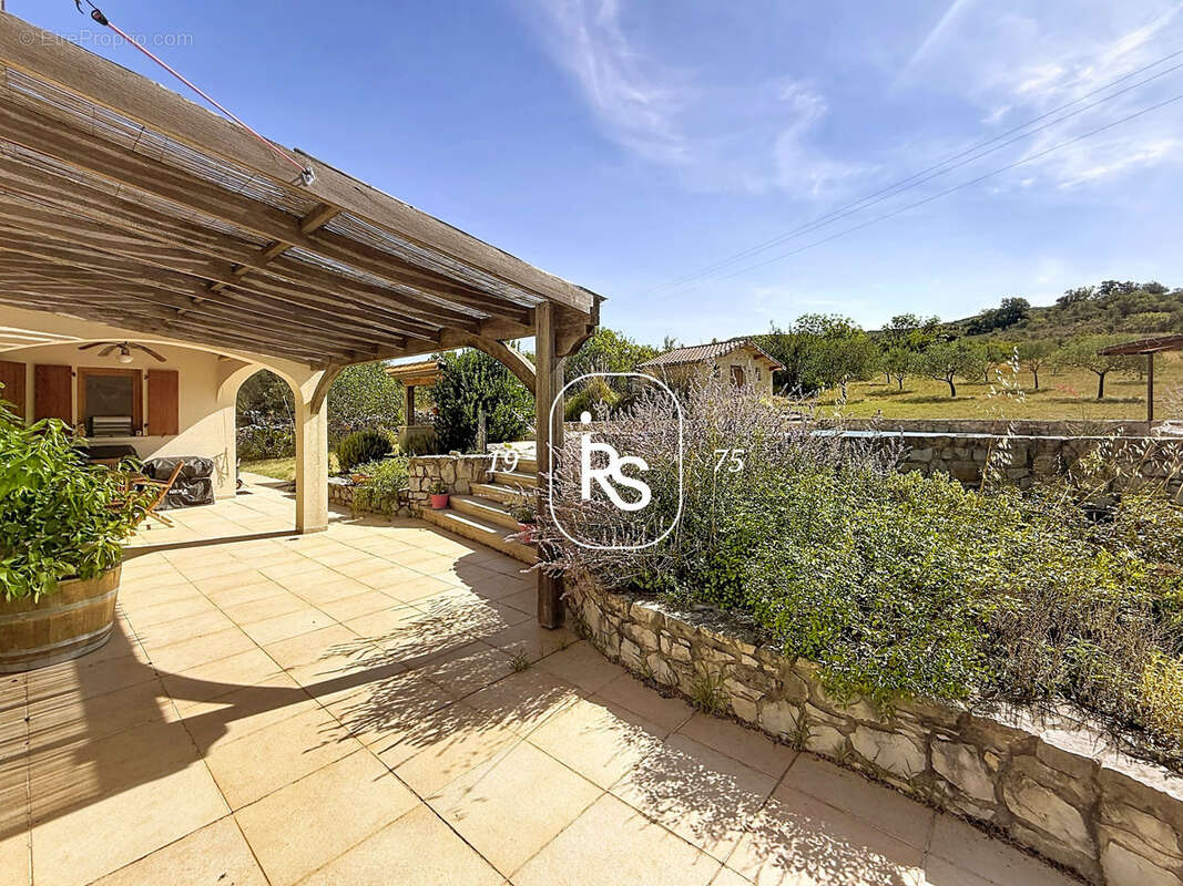 Une villa de caractère de 124 m2 avec piscine, garage et dépendances sur 4300 m2 de terrain avec oliviers. - photo 6