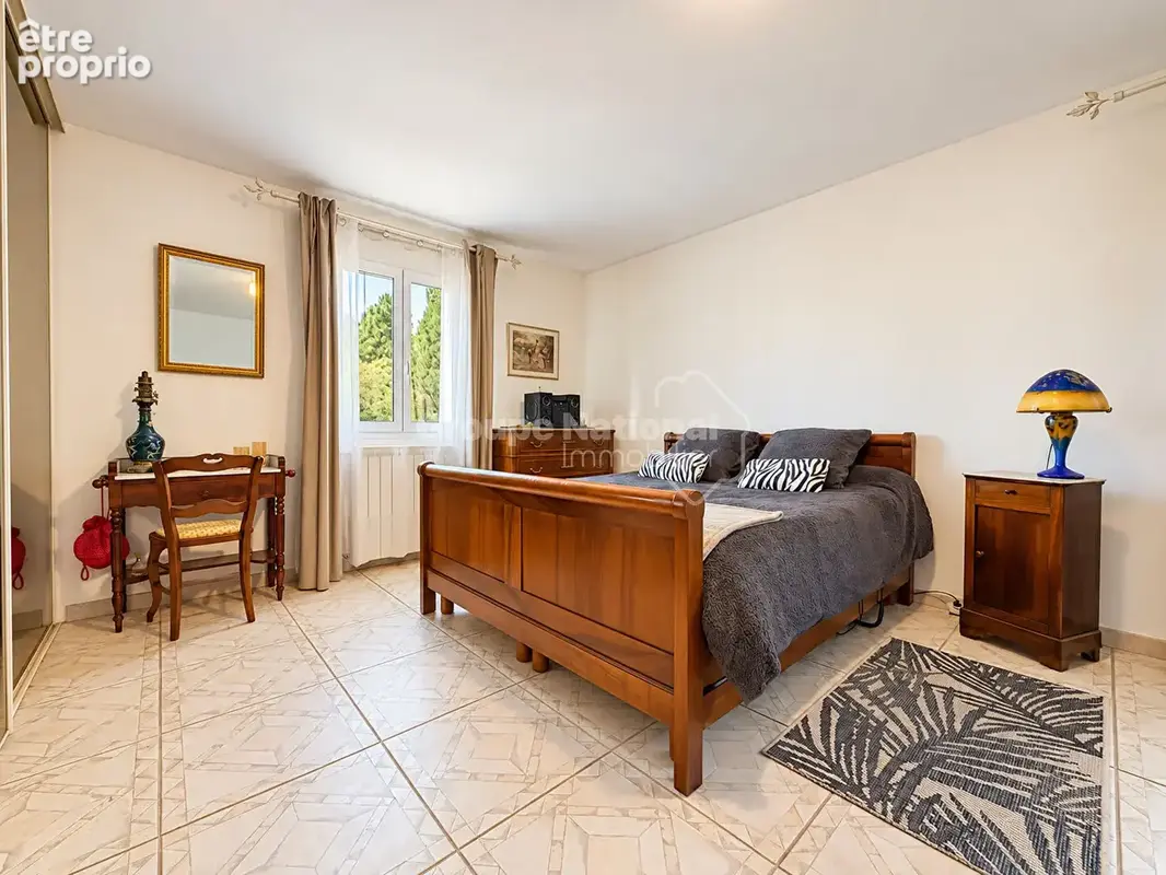 Salon-de-Provence (Bel-Air) : Propriété sur 5000 m² avec piscine - photo 7