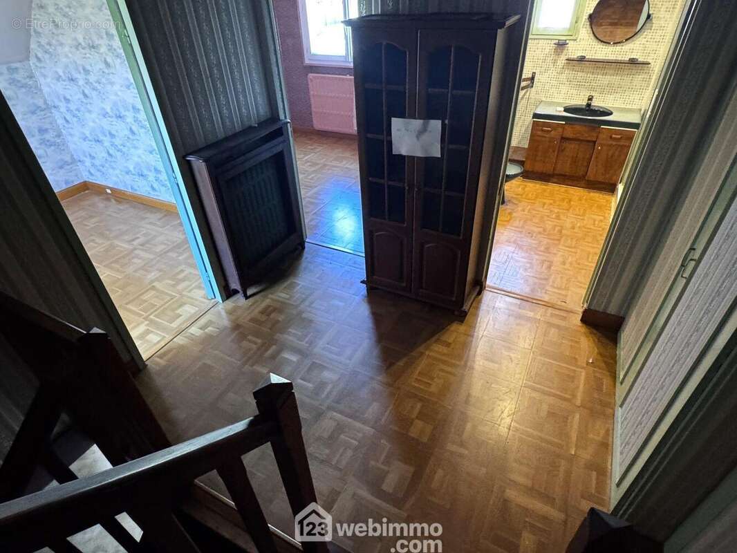 Allons à l'étage: parquet chêne massif partout. Voici le palier avec placard, desservant: - Maison à VILLABE