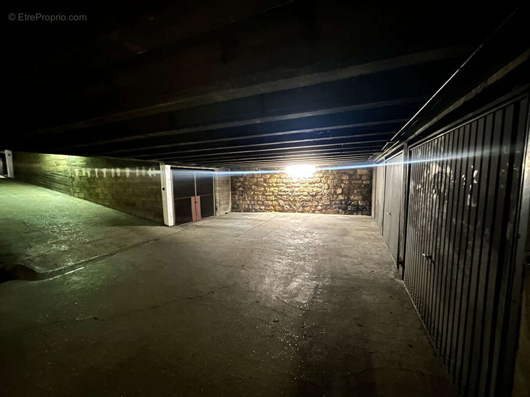 Parking à PARIS-18E