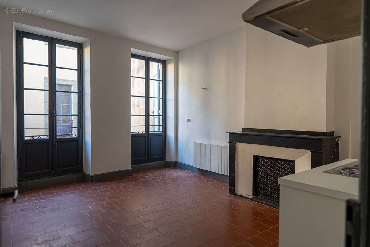 CARCASSONNE - PROCHE GAMBETTA  Superbe immeuble rénové avec cour (7 appart. 2 com.) sans copropriété - photo 6