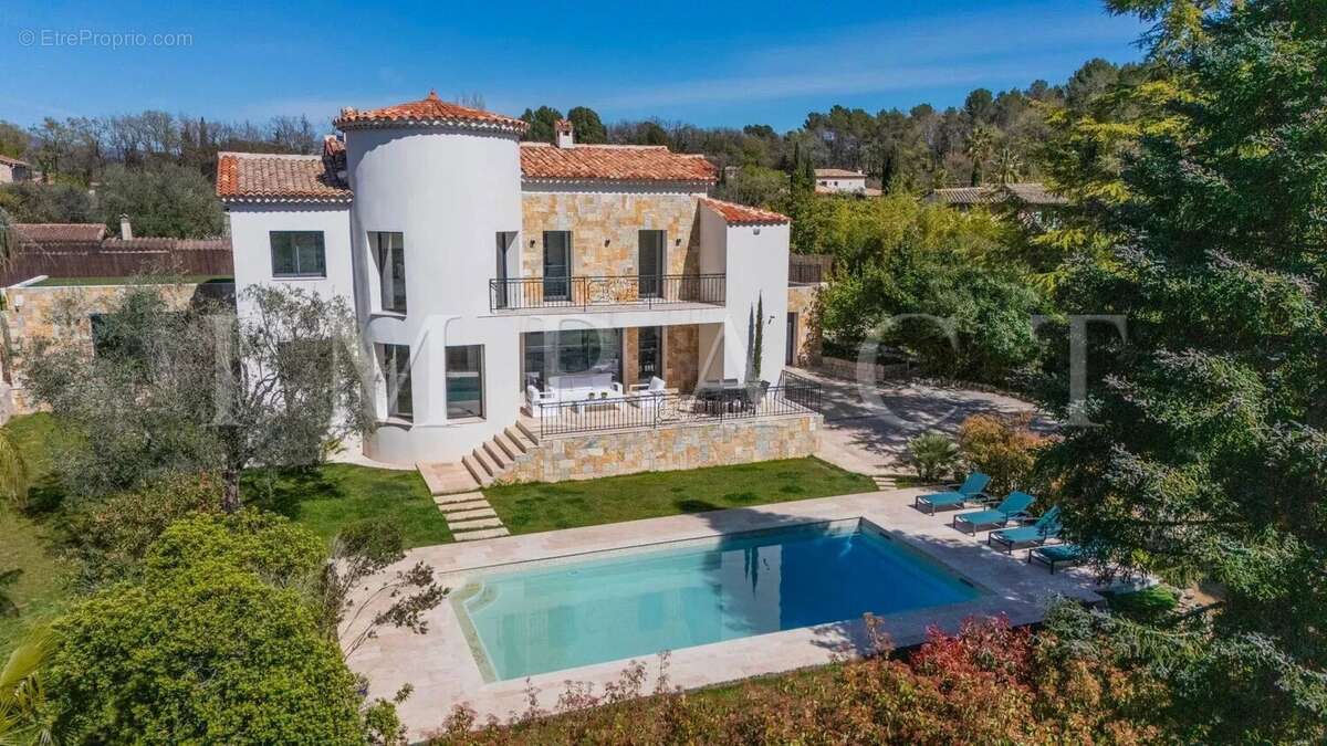 Maison à CHATEAUNEUF-GRASSE