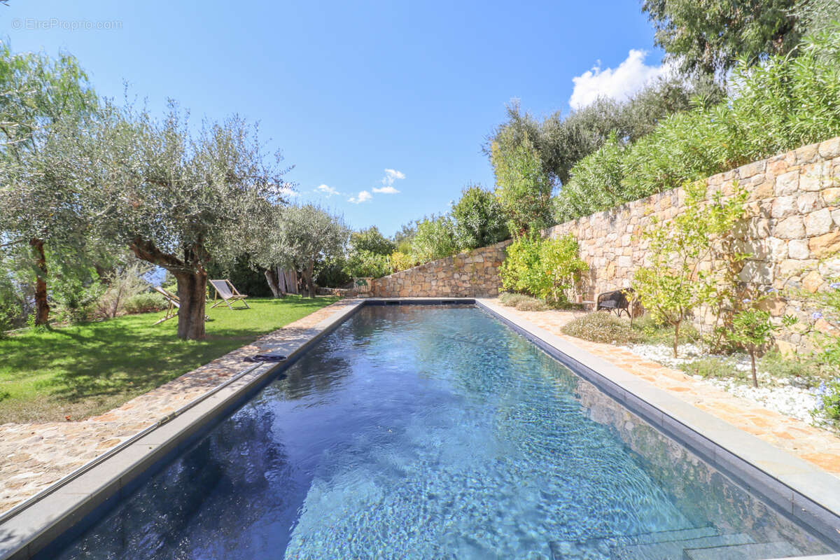 Maison à CHATEAUNEUF-GRASSE