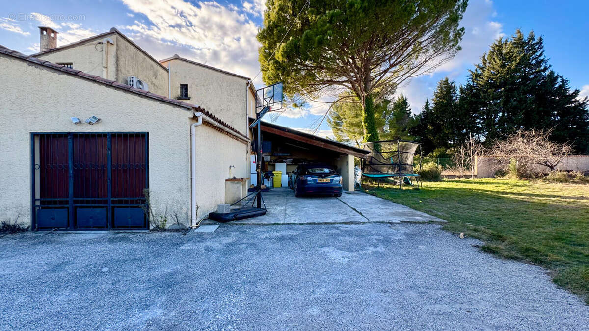 Maison à ENTRAIGUES-SUR-LA-SORGUE