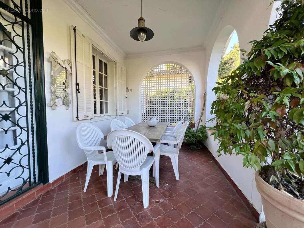 CAP D'ANTIBES - Emplacement exceptionnel - Charmante villa de 120 m² à deux pas de la plage. - photo 9