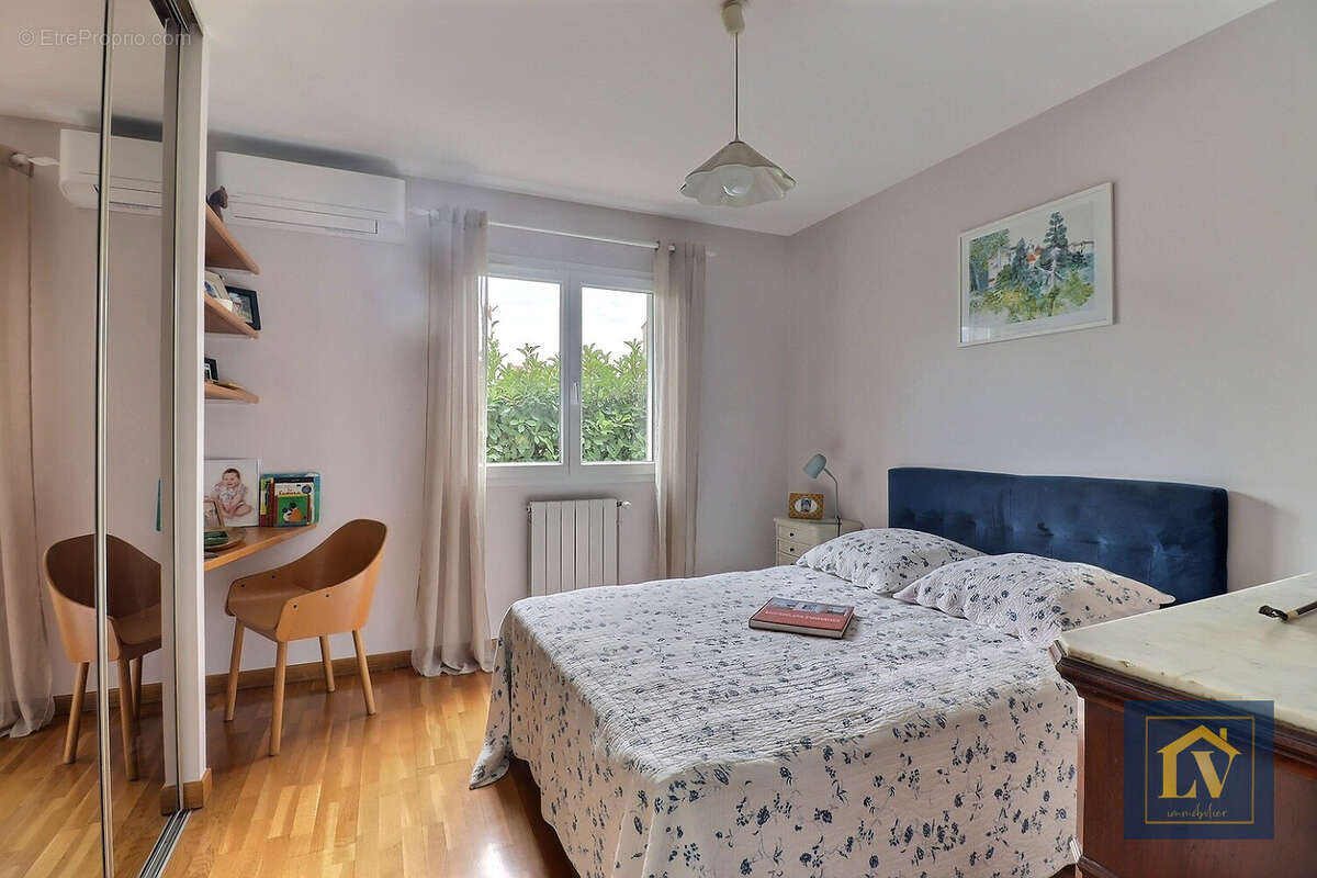 A vendre villa plain pied 5 pièces avec garages, jardin et piscine - photo 9