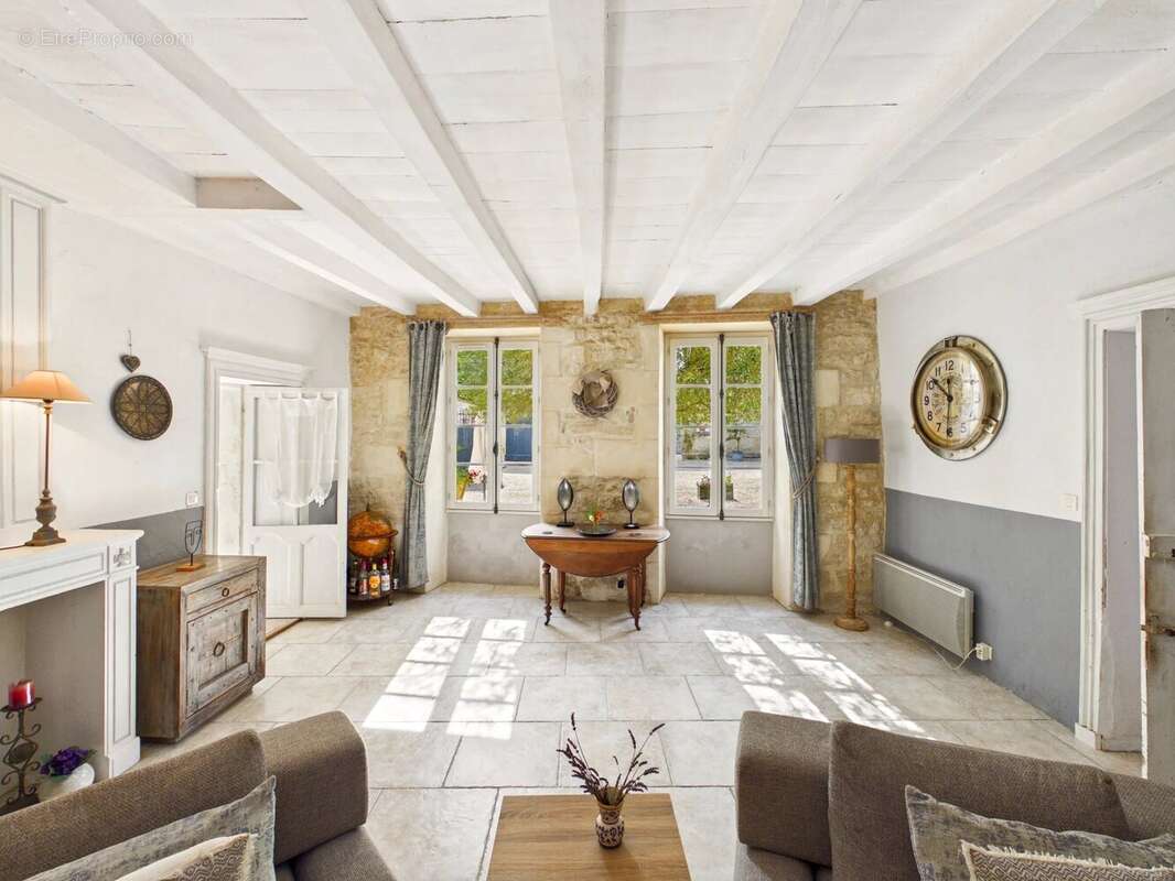 Maison rénovée en gardant tous les élements de l'époque, et commerces à pied! - photo 4