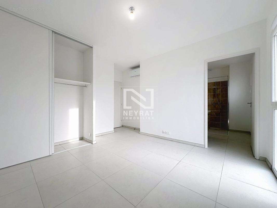 Quartier jean moulin - t4 dernier etage avec double parking - photo 4