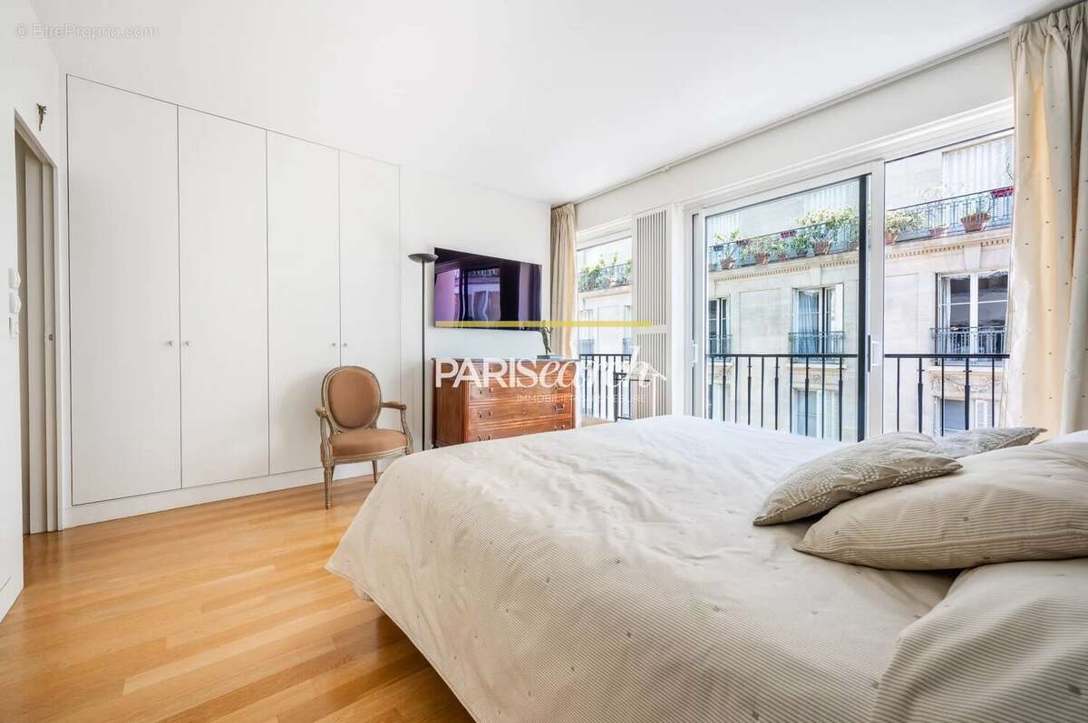 Appartement à PARIS-16E