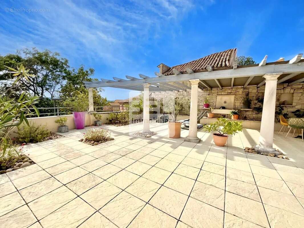 Maison à LAUDUN-L&#039;ARDOISE