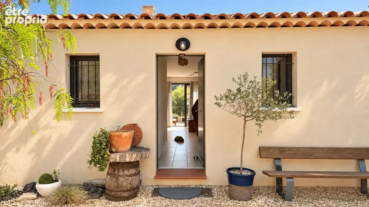 Ollioules - Villa aux beaux volumes avec aperçu mer et fort potentiel - photo 9