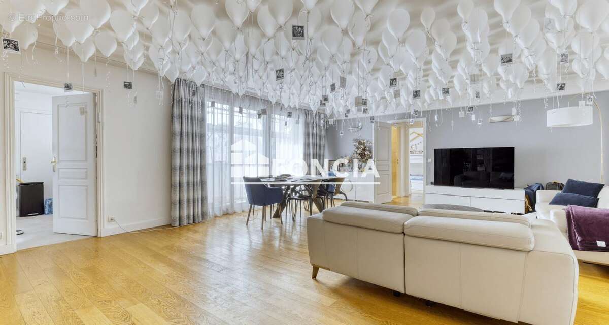Appartement à PARIS-16E