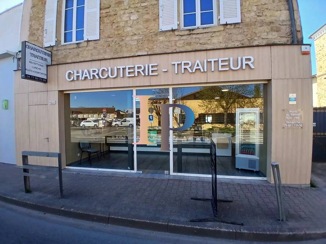 Commerce à POUILLY-SOUS-CHARLIEU