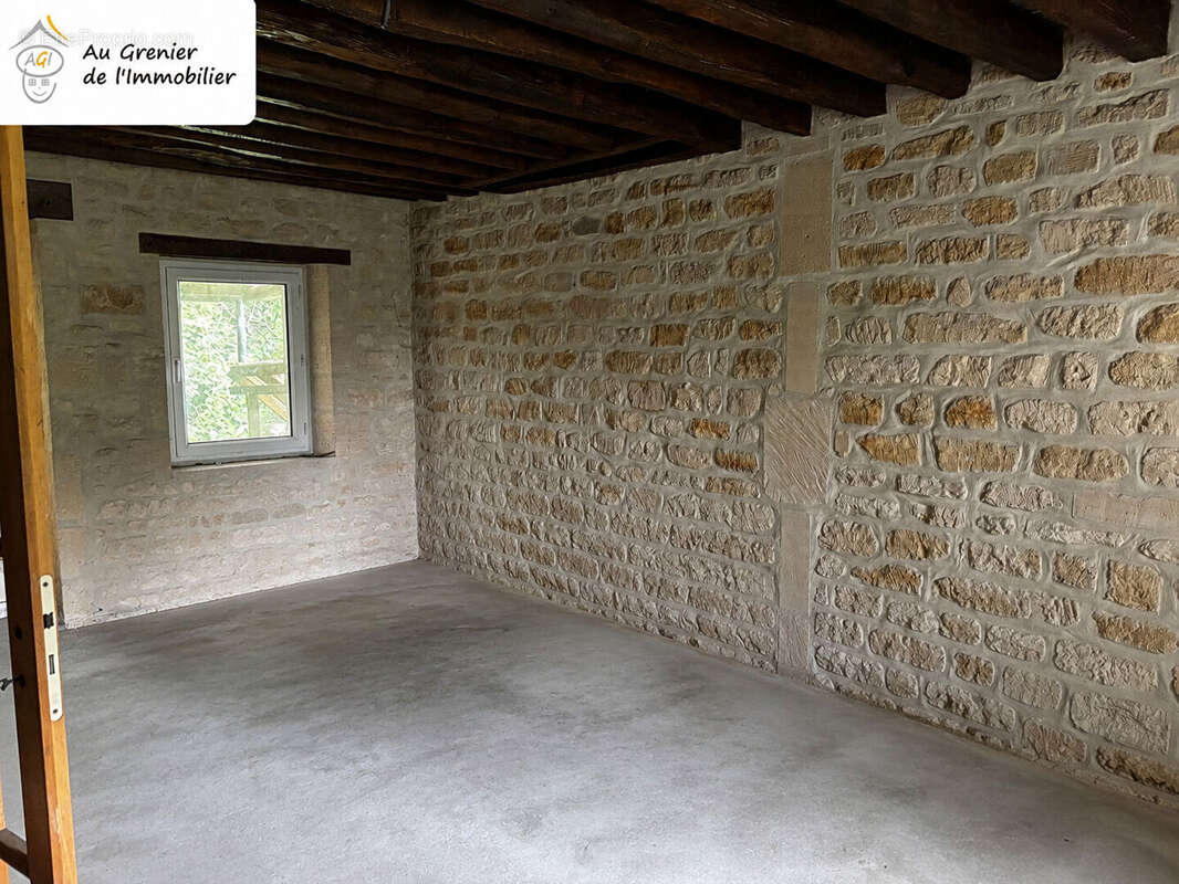 Ensemble immobilier en pierre avec jardin et garages - photo 5