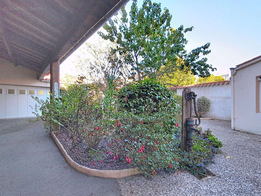 LE POIRE-SUR-VIE - maison de ville 6 chambres - photo 10