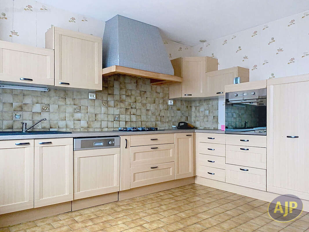 Maison à NOYANT-LA-GRAVOYERE