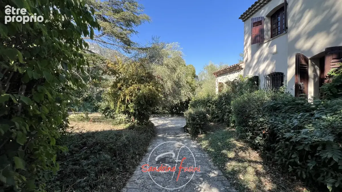 Villa de caractere - beaux volumes - piscine et terrain - photo 14
