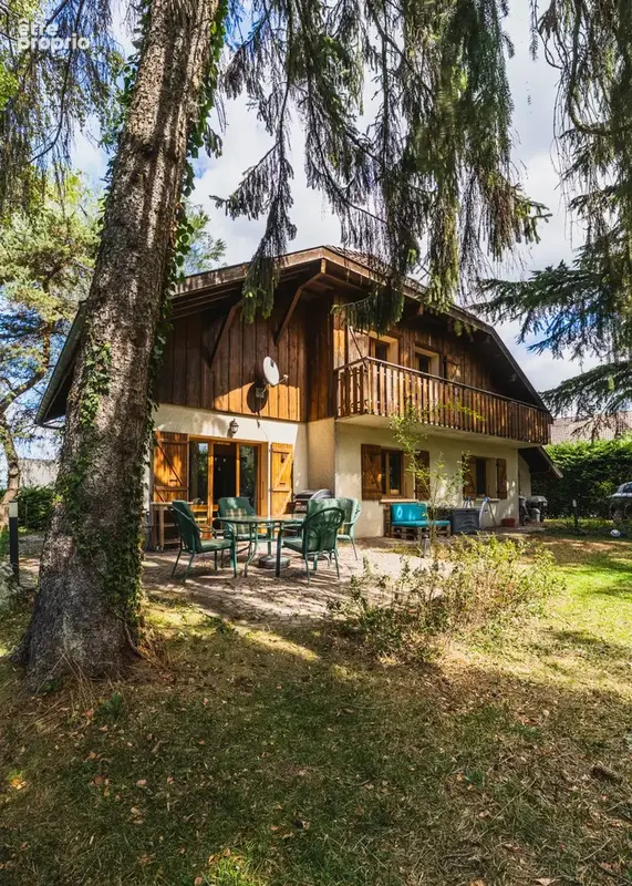 Maison dans un environnement calme et verdoyant - photo 2