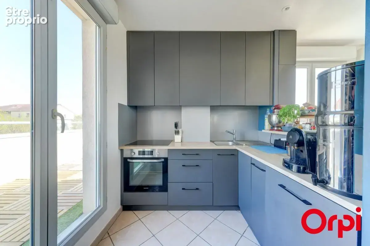 Appartement T4 de 90 m2 au dernier étage - terrasse de 34,10 m2 avec trois orientations - photo 8