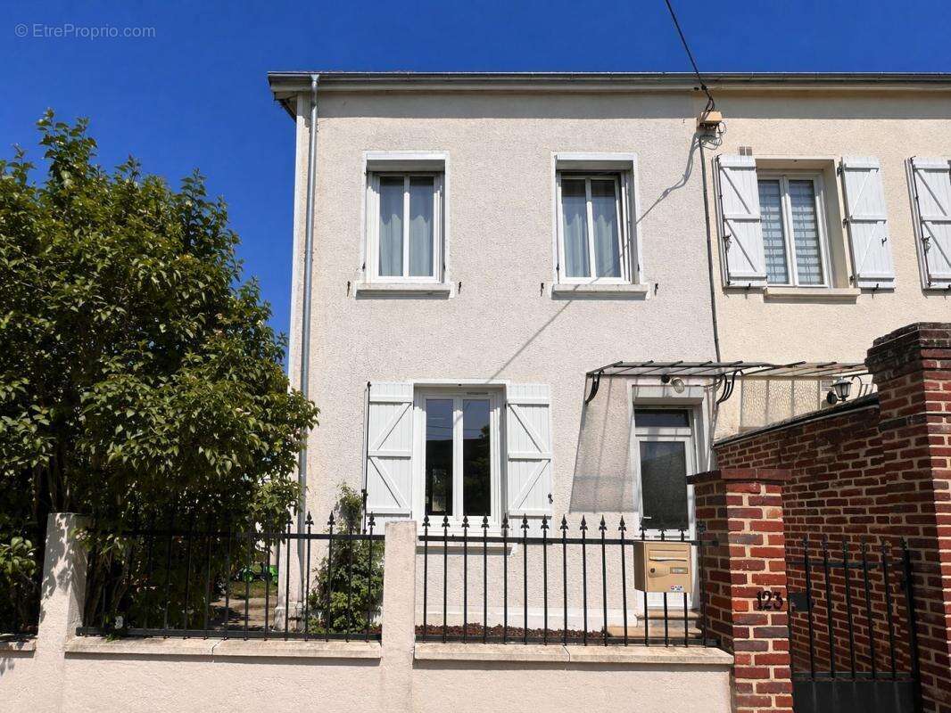 Maison de ville rénovée – Proche centre-ville – 3 chambres – Jardin & garages - photo 10