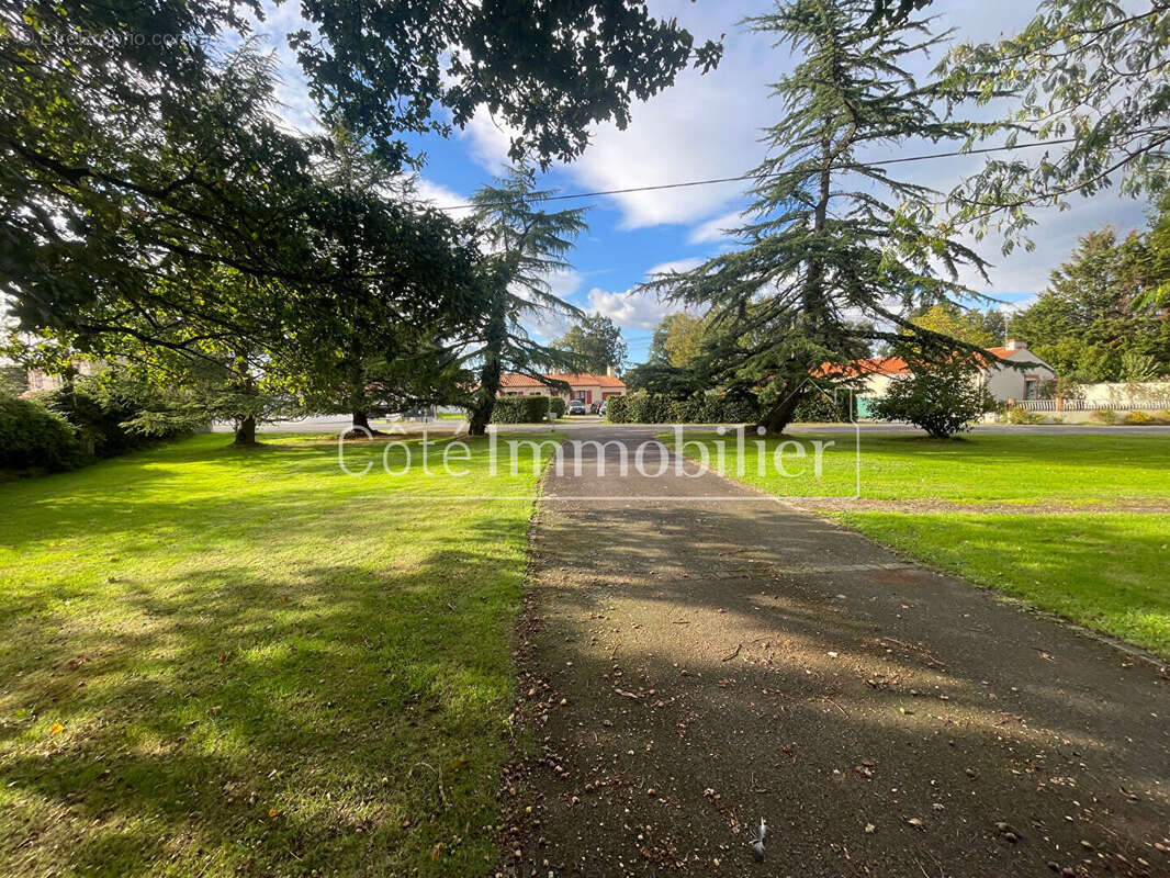 Terrain à SAINT-PHILBERT-DE-GRAND-LIEU