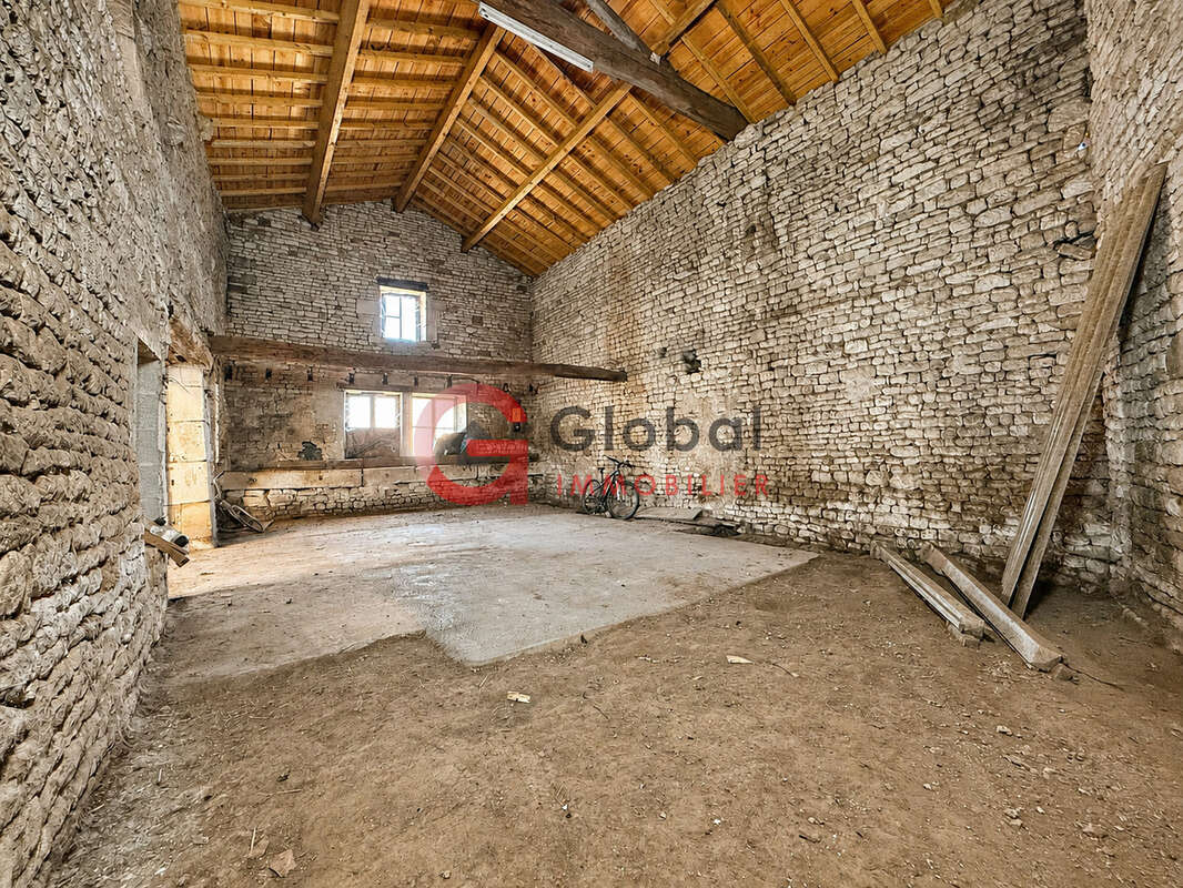 Grange à rénover offrant de nombreuses possibilités d'aménagement - photo 3