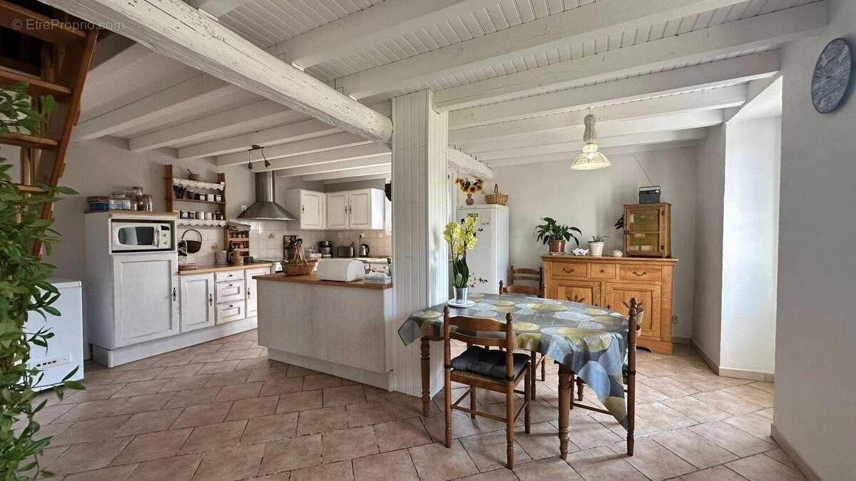 Maison 203 m² à Bouteville  - photo 4
