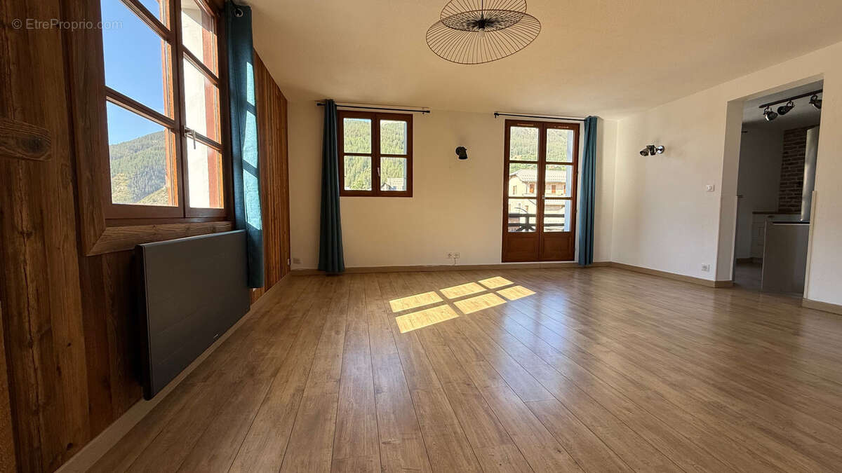Duplex 102m2 rénové - 5 pièces - 3 chambres - balcon avec vue montagnes - proximité stations de ski - photo 4