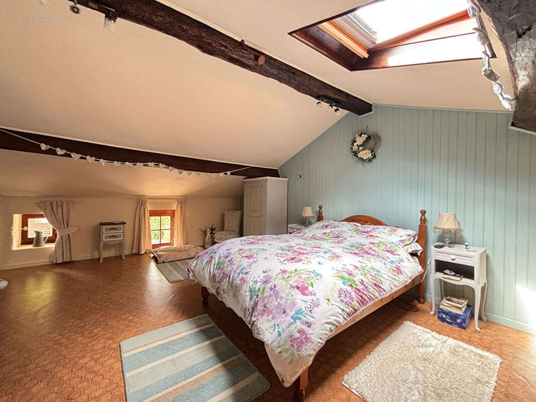 Charmante maison en pierre rénovée avec jardin clos et garage - photo 10