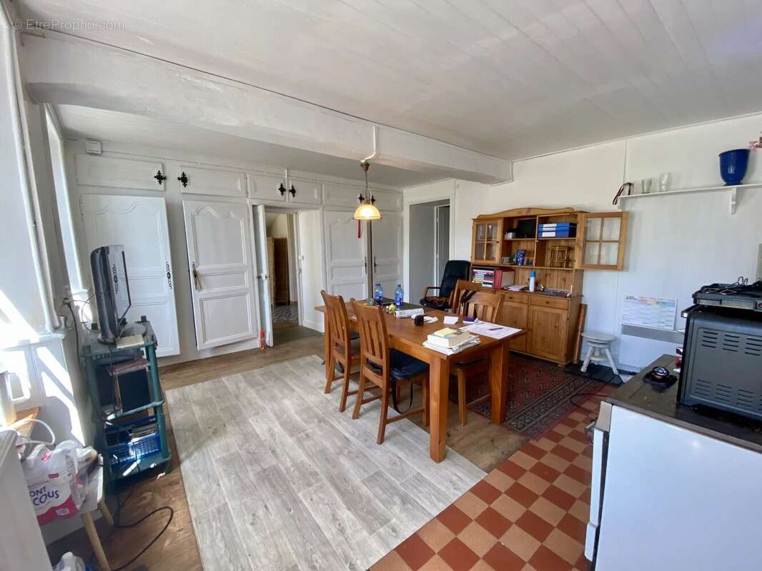 Maison de ville avec jardin, garage et potentiel d'aménagement au centre d'Aigre - photo 4