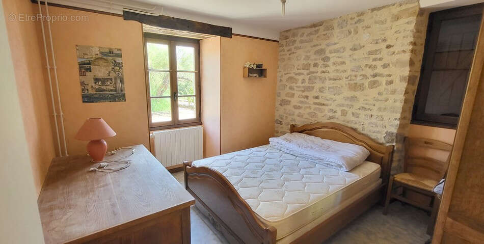 Maison en pierre bénéficiant d'une piscine et d'un panorama champêtre - photo 12