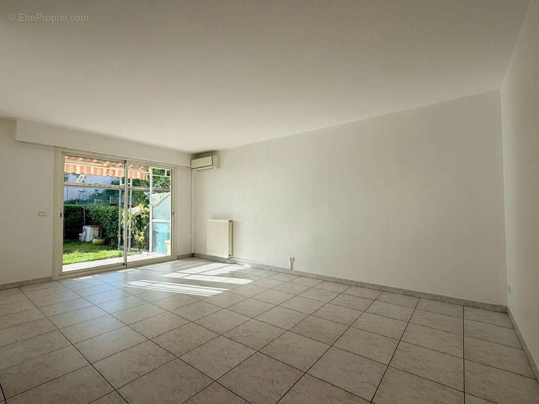   - Appartement à SAINT-LAURENT-DU-VAR