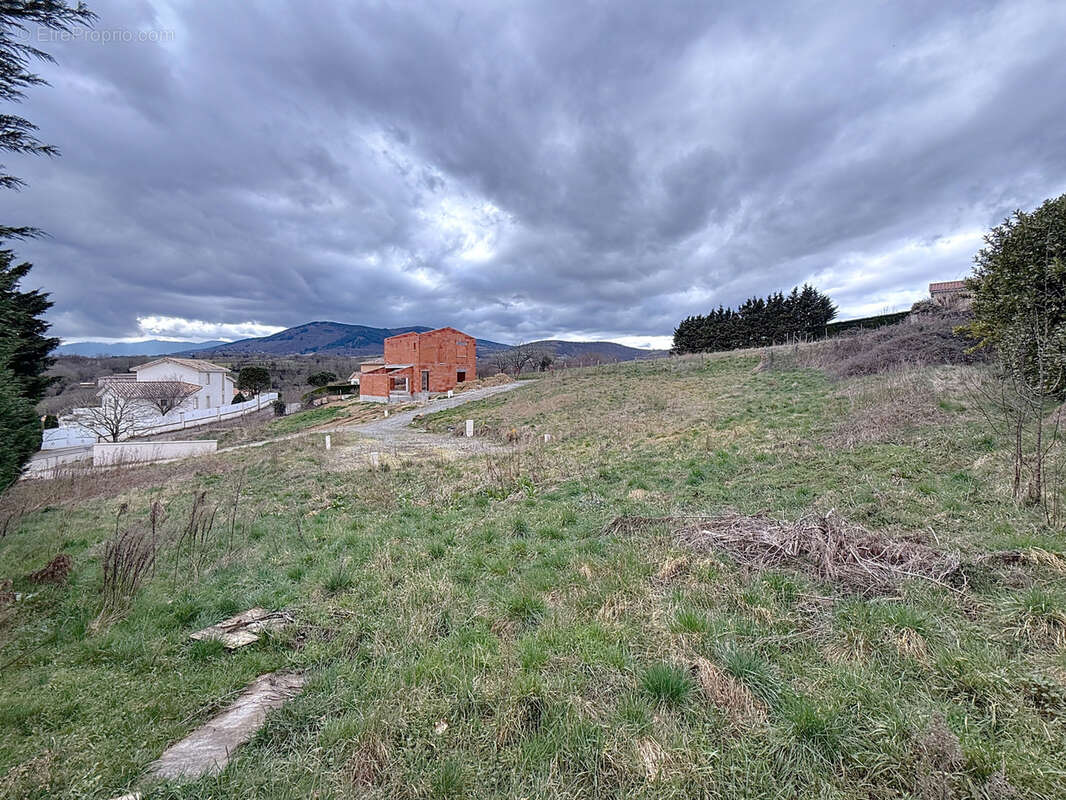 Terrain à LES HAIES