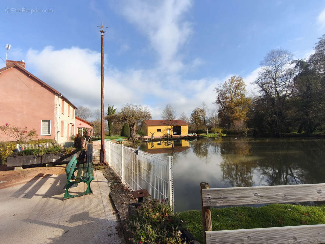 Maison à CREUZIER-LE-NEUF