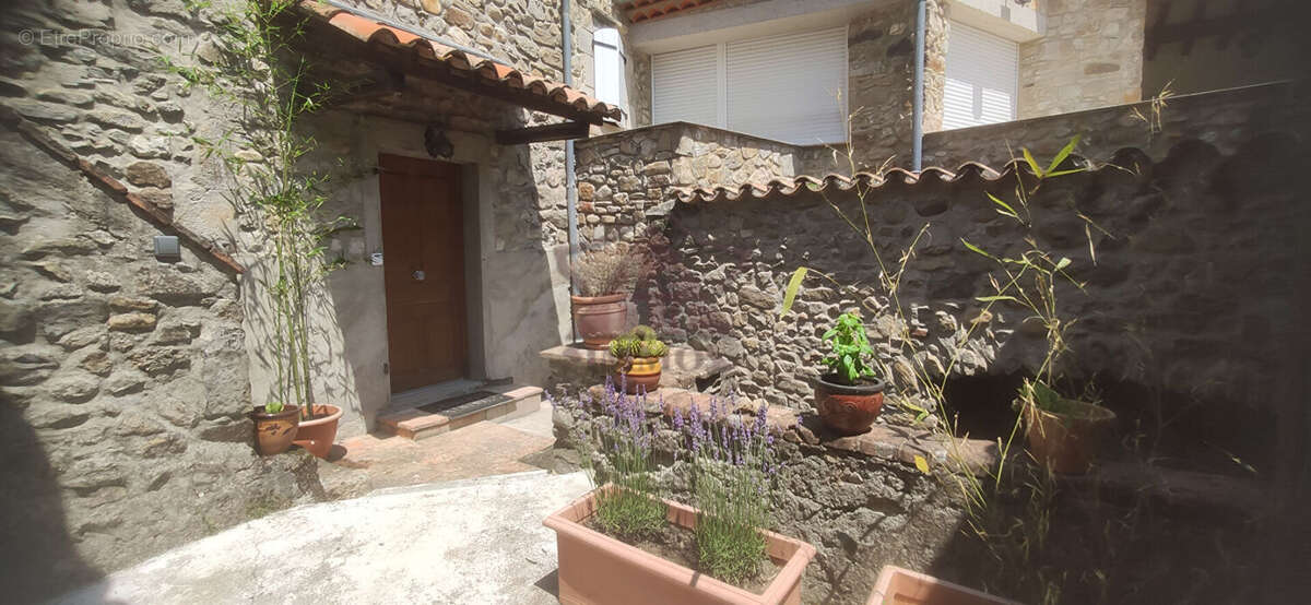 Maison à MEYRANNES