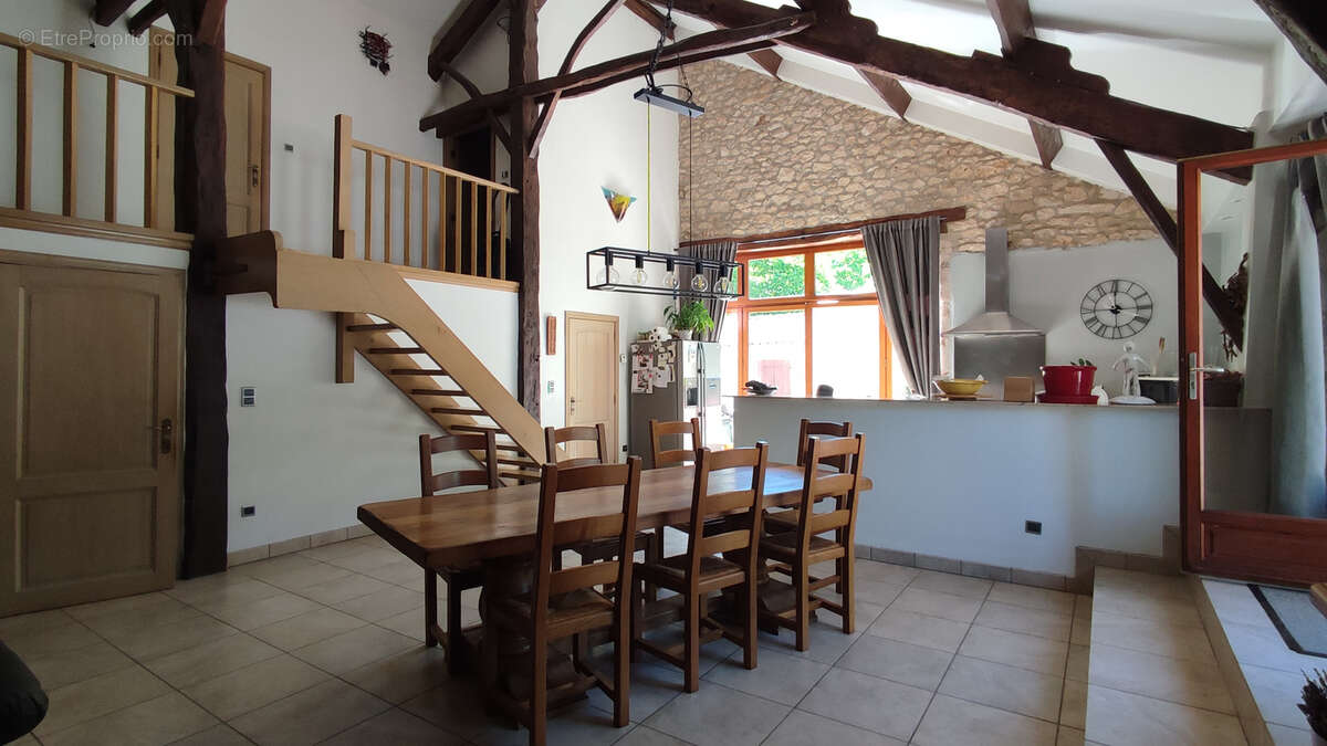 Maison à MONTAIGU-DE-QUERCY