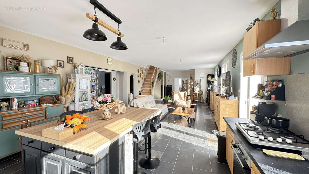 Maison à SAINT-LAURENT-DE-LA-SALANQUE